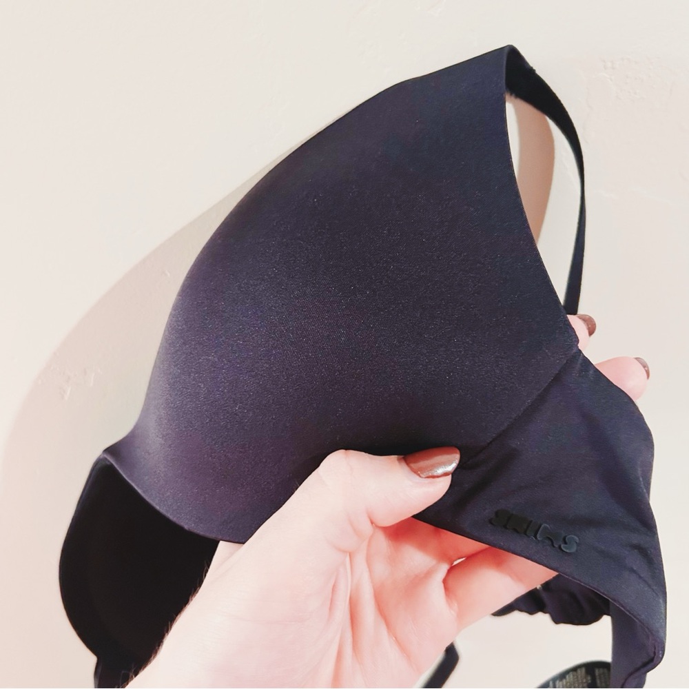 skims | wireless form push-up plunge bra in onyx ↷ - Picture 3 of 16